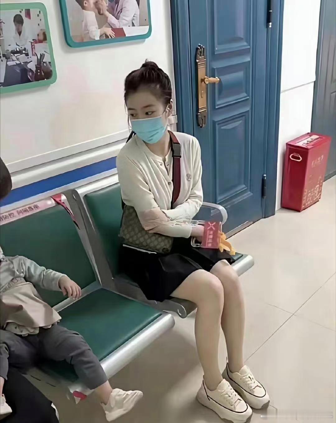 她是怎么套进去的，让人费解 