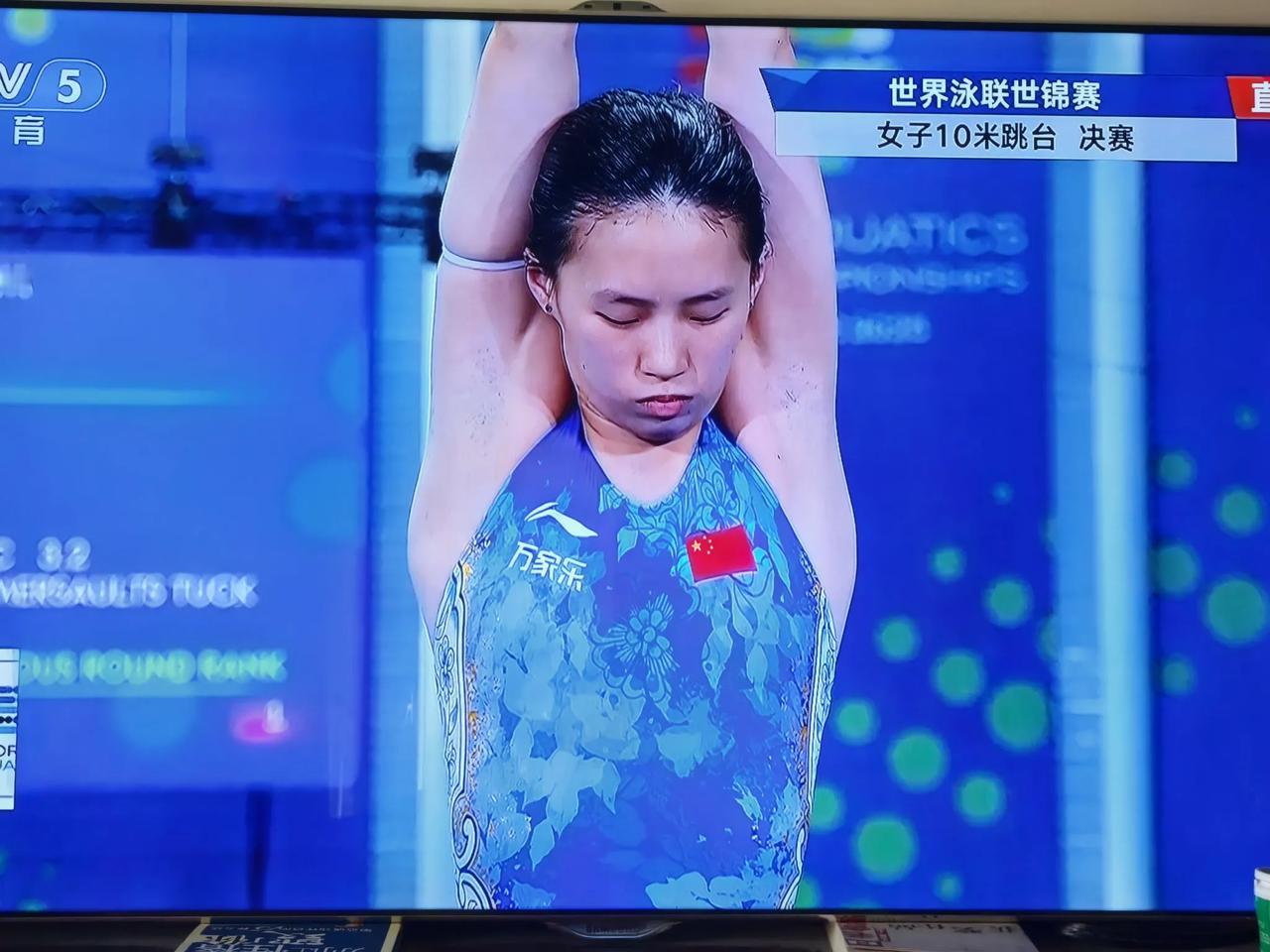 今天全程观看了新加坡游泳世锦赛女子10米跳台决赛的争夺，太佩服我们的小将陈芋汐了
