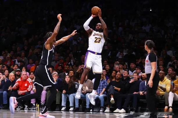 得分超过 40 分的比赛中投篮出手次数

勒布朗 20+21 岁
30次出手——