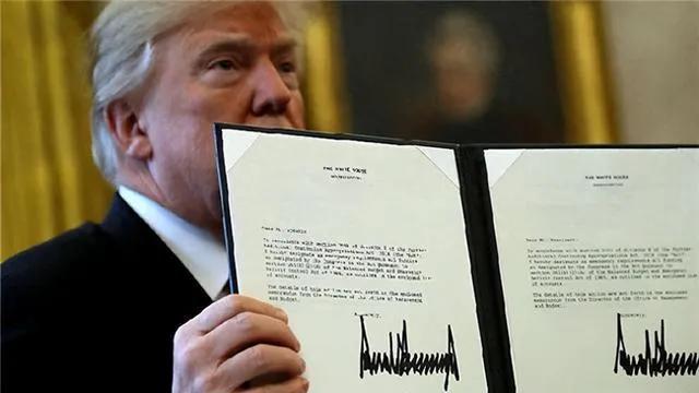 2025年5月4日，特朗普宣布授权对所有海外制作的进口美国电影征收100%关税，