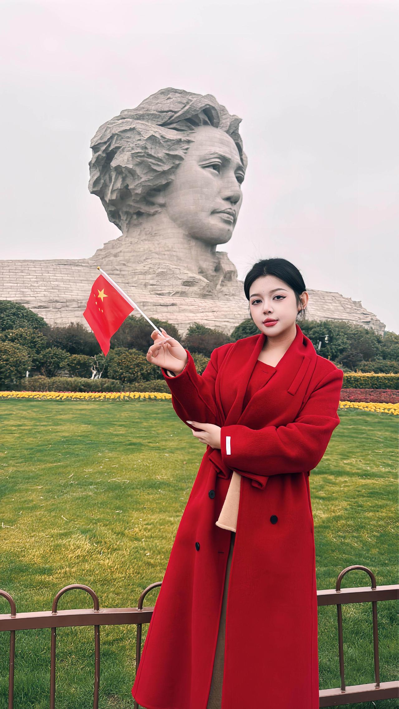 在橘子洲头穿红大衣，被夸“把爱国浪漫焊在身上了”
在橘子洲头和青年雕像同框，穿这