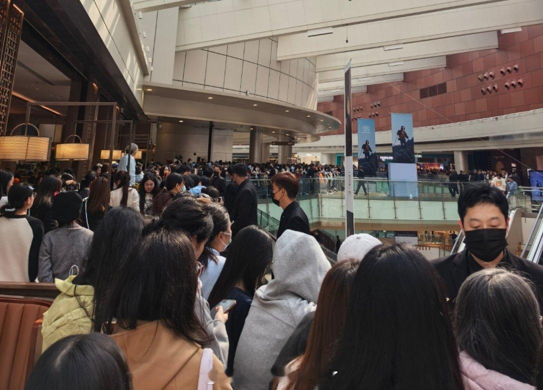 龚俊这人气真的好可怕，4点的活动，现在走廊已经站满了，过人都过不了，这还只是一半