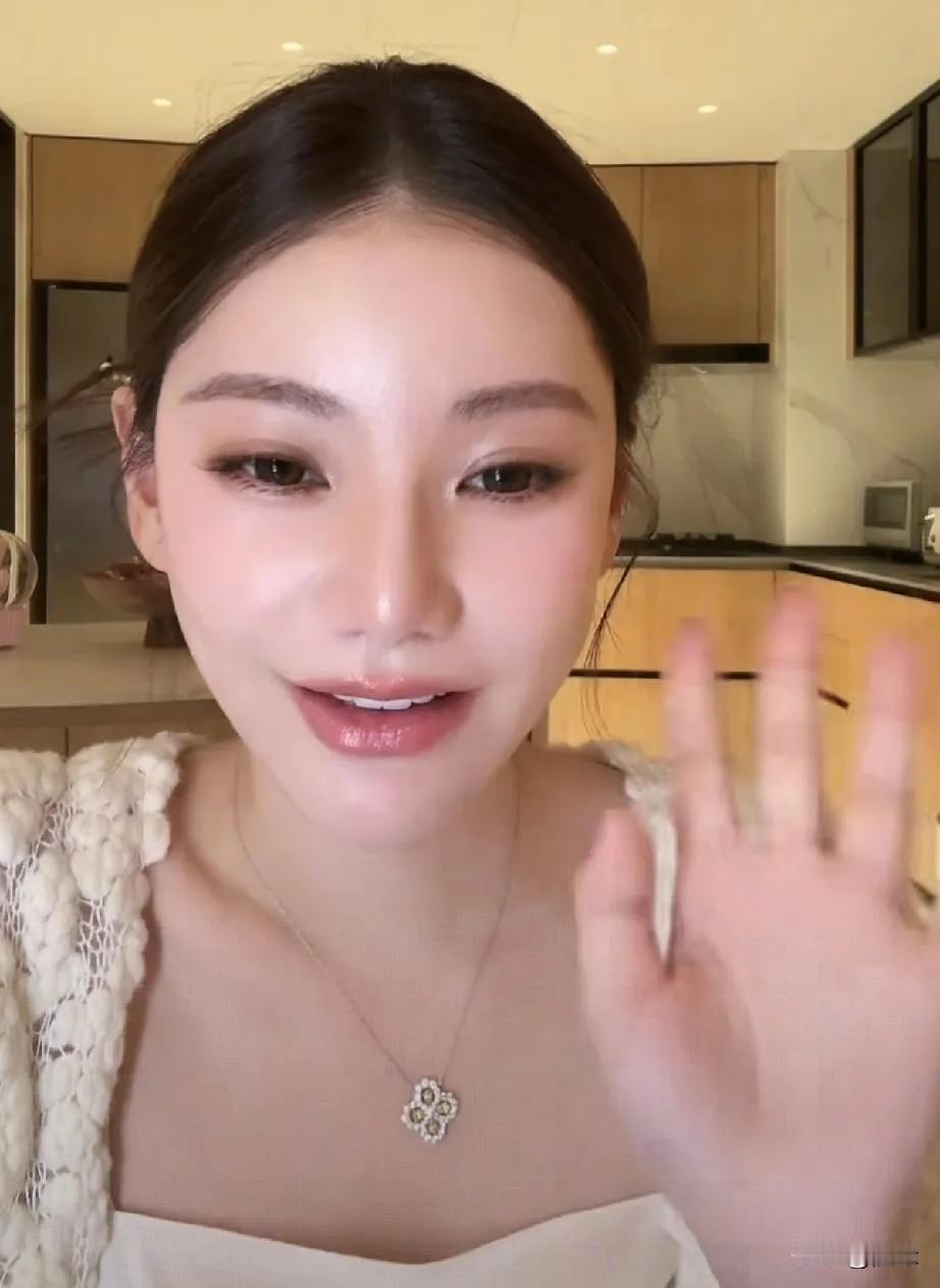 马筱梅今晚开播没多久，汪小菲说要带她出去吃大餐。
马筱梅跟粉丝请假:老板说，要带