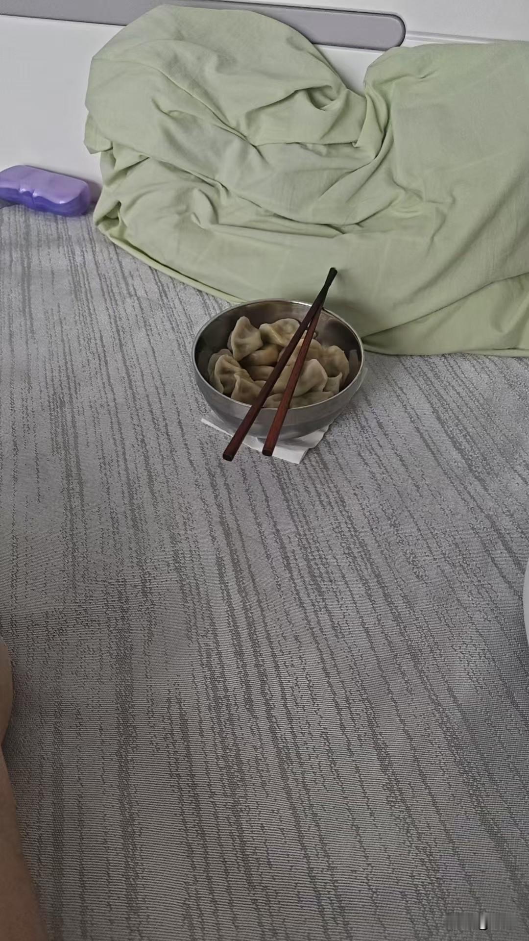 都说两个多月的宝宝记不住事，可小孙孙好像知道妈妈不在身边。

儿媳住院第一天孙孙