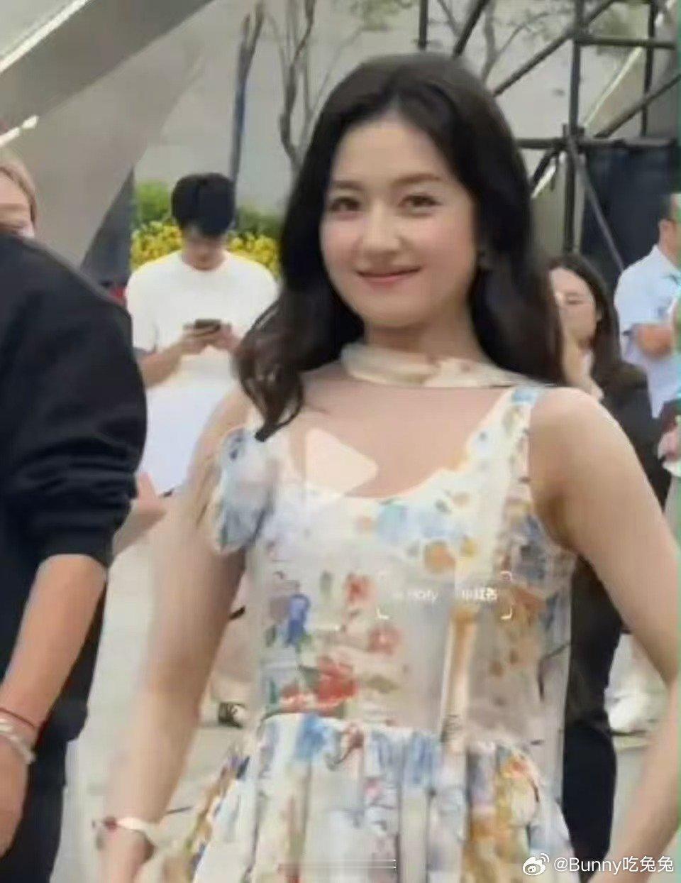 李兰迪易胖体质李兰迪又胖了李兰迪又胖了 ，真的胖得很很明显，而且这条裙子选得也特