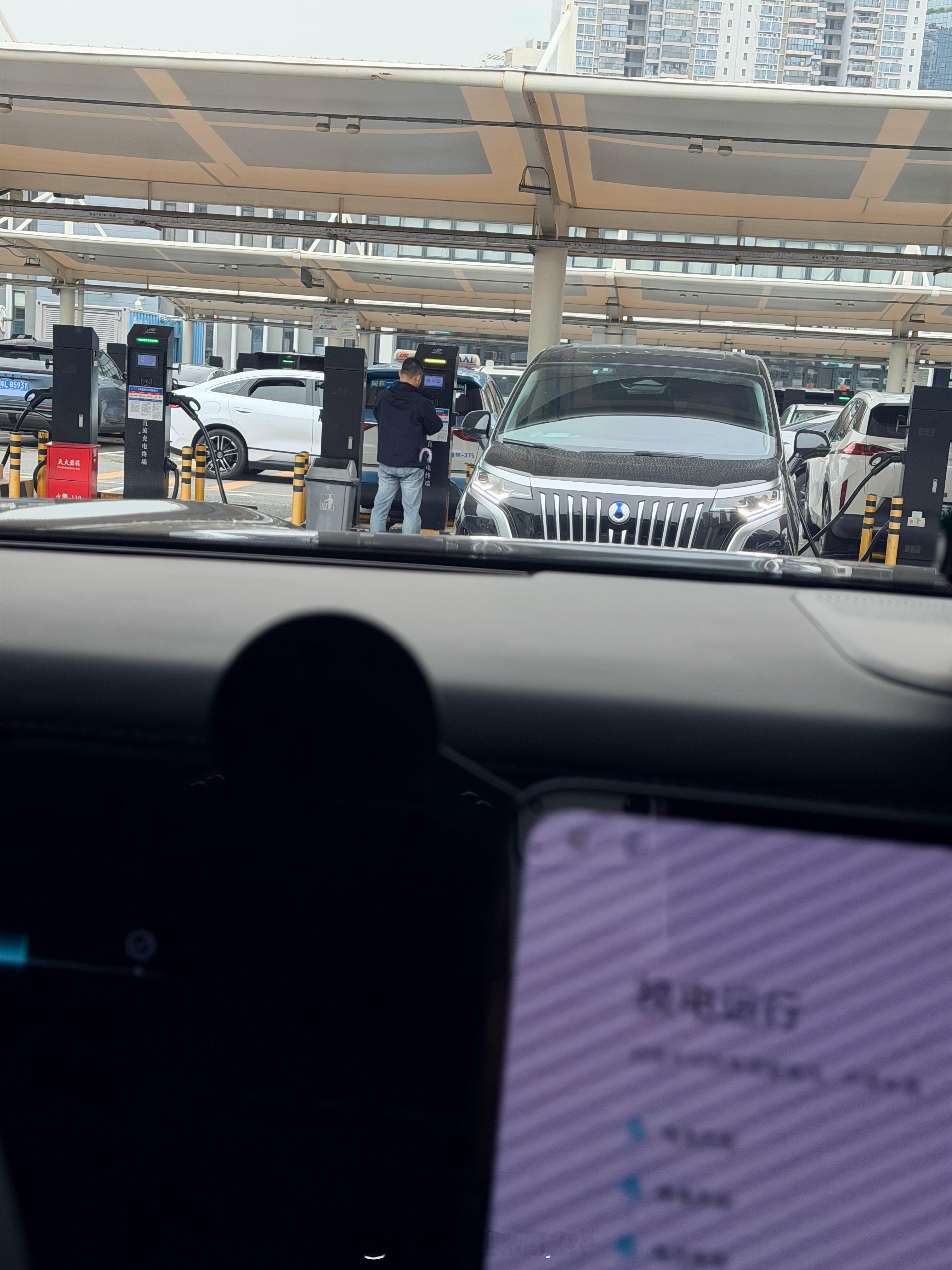 我知道发这种“我换完电了，对面和我一起来的还在扫码”这种容易招恨……但有时候吧，