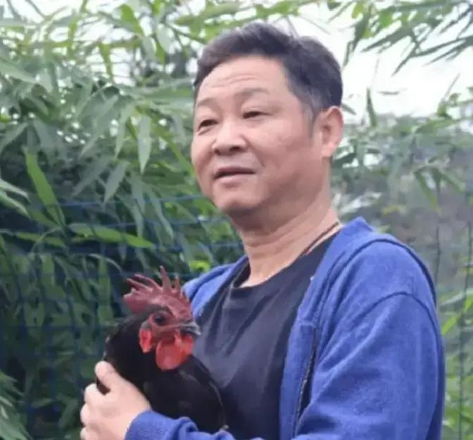 有一次，主持人问赵亮：“你以前和张国立一起演戏，怎么又去养鸡了？”赵亮说：“我一