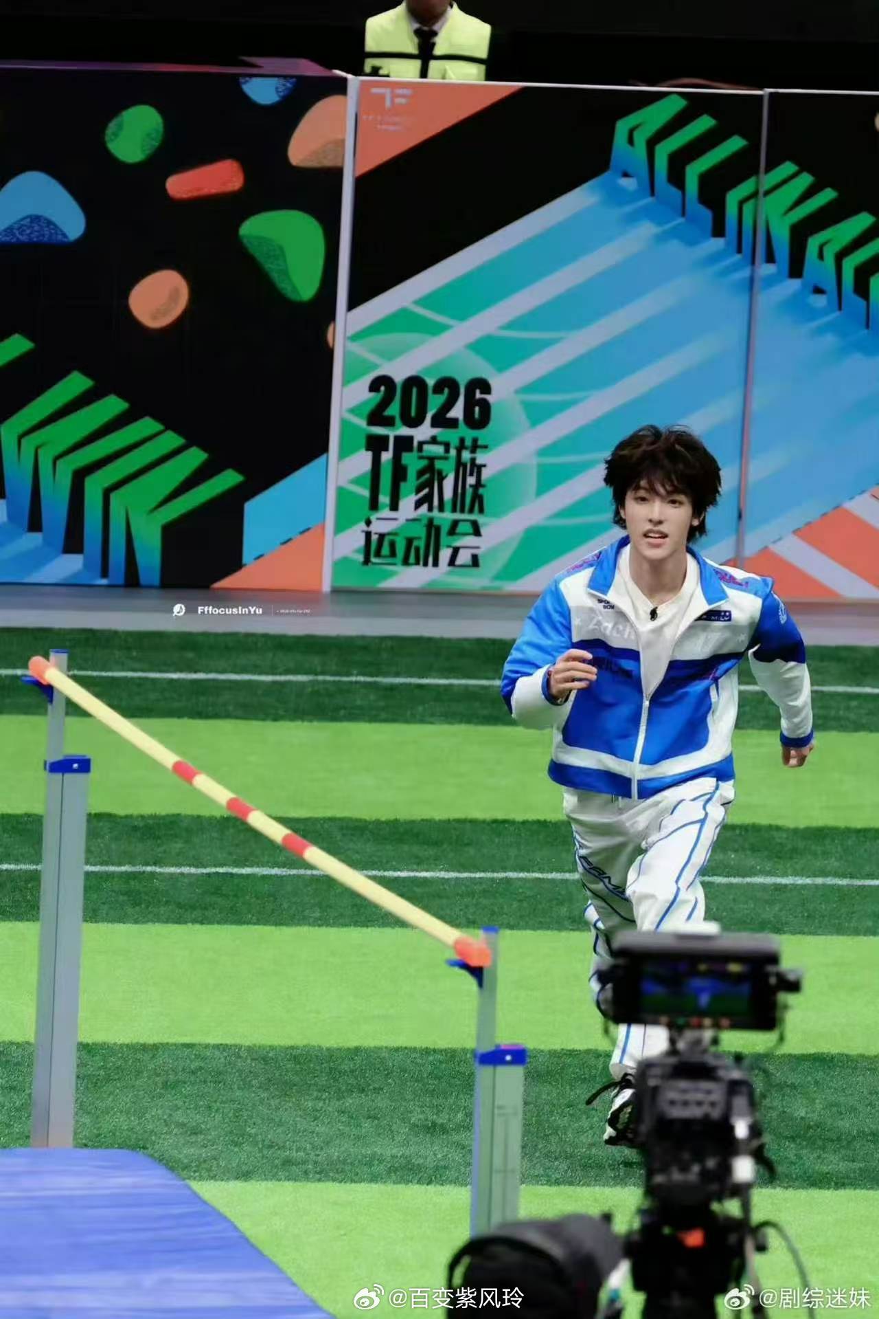 张泽禹攀岩可以爬到V5了 能爬到抱石V5代表综合运动能力出众，力量、柔韧、专注力