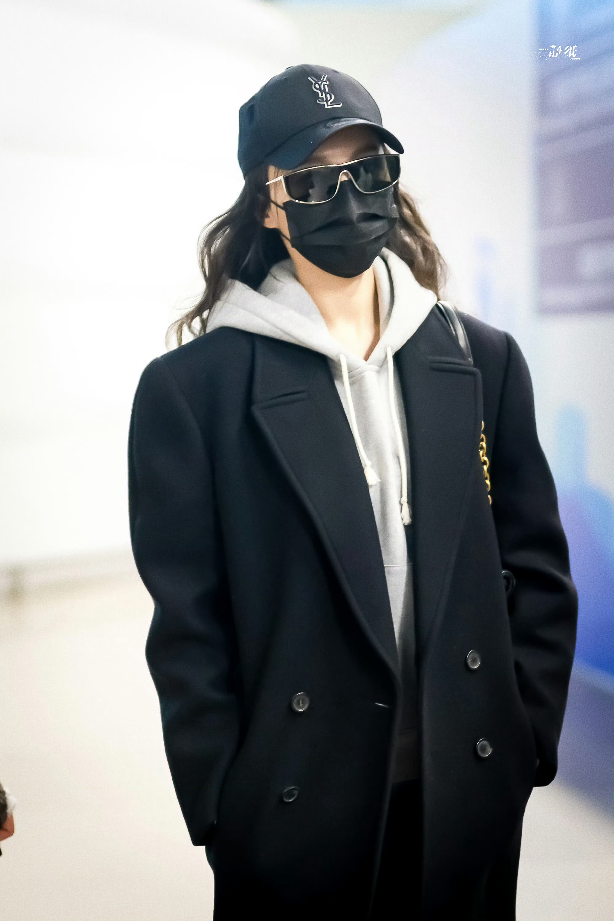 唐嫣出发#巴黎时装周#机场街拍，这一场去看Saint Laurent 2024秋