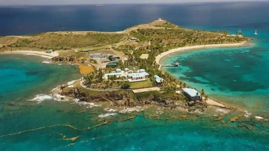 萝莉岛 恶魔岛相关事件：爱泼斯坦以招募按摩师等为由，诱拐大量未成年女孩到岛上，为