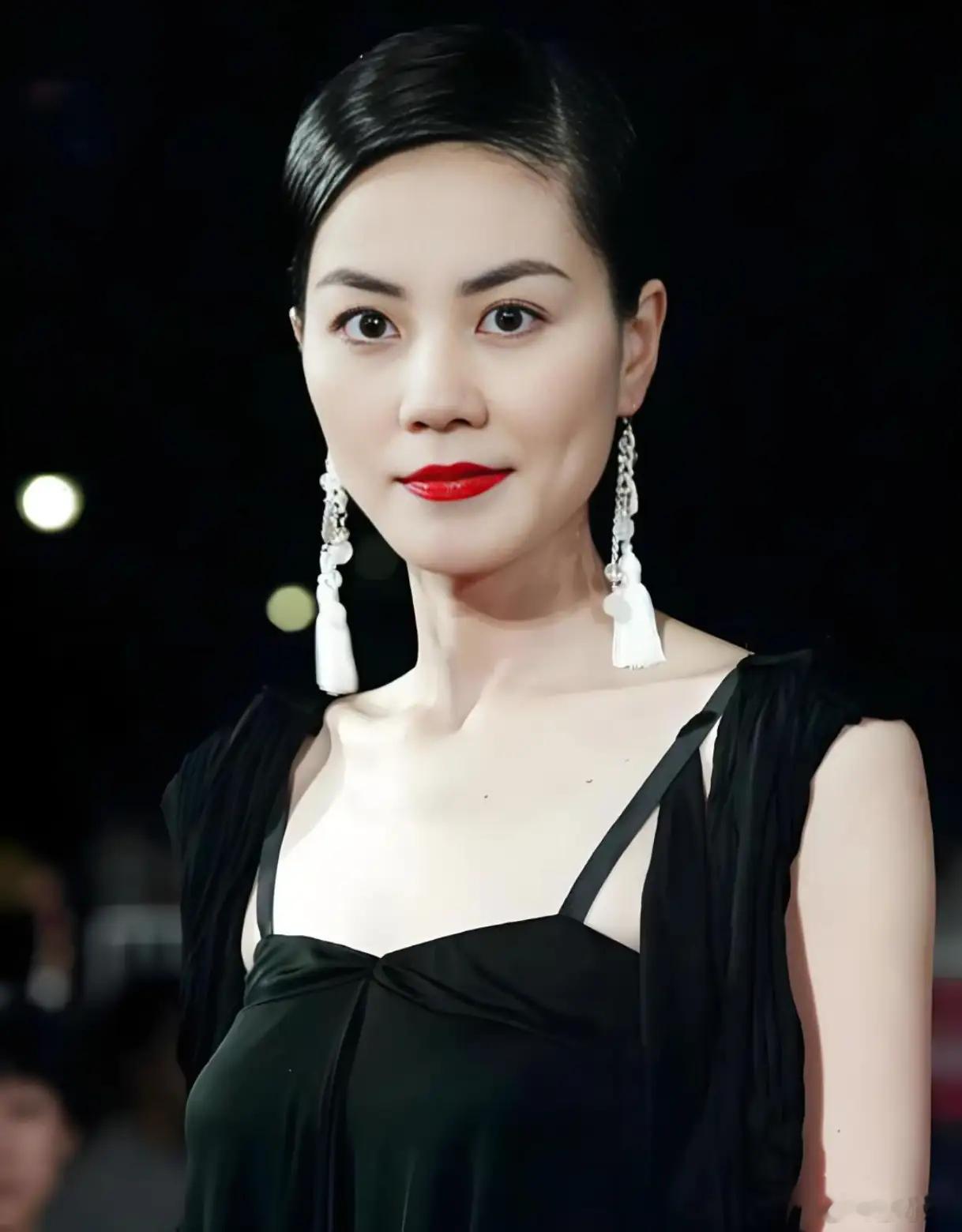 央视官宣王菲春晚新歌现在央视春晚能让网友蹲守的，可能只有王菲了！她那标志性的空灵