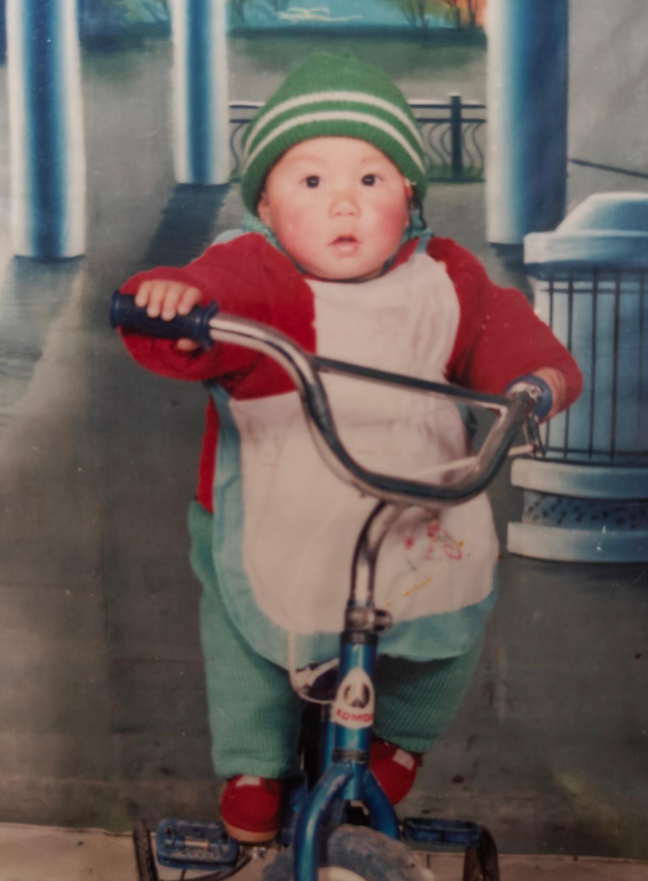 1995年4月28日上午八点左右，谭欢欢跟着父亲出门，到了村口小卖部，父亲想到要