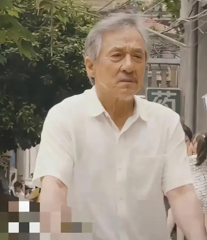 70岁还在拼命拍戏，只为有人陪
 
成龙片场从不缺席，不是缺钱，是回家只剩四面墙