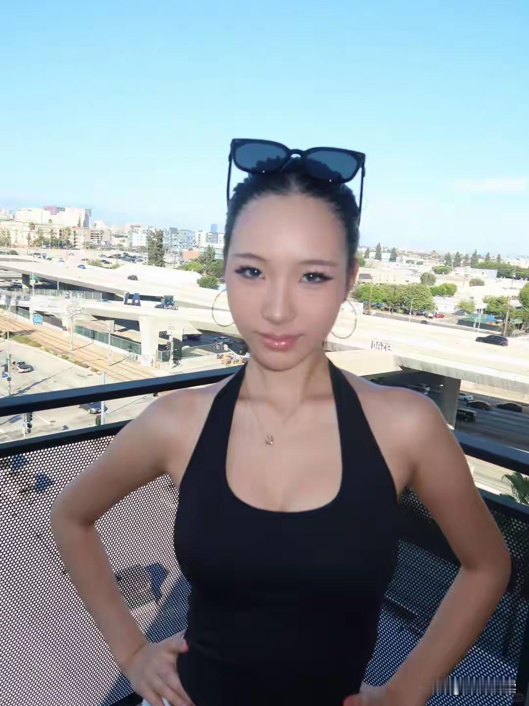 来来来
火眼金睛的网友们
来看看这些照片的主角

这是小S的大女儿Elly许曦文