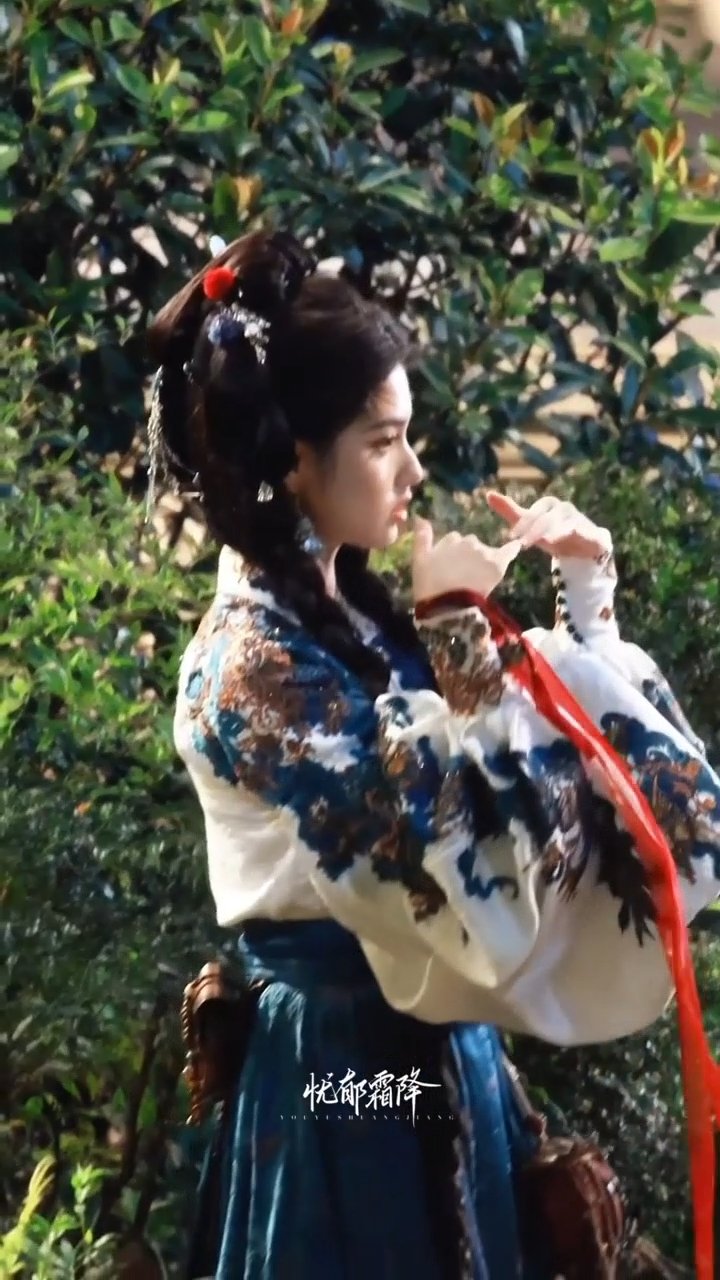 艾米今天的造型好少女漫！两个大麻花辫完全萌、、艾米桃夭蓝金刺绣造型 艾米桃夭双麻