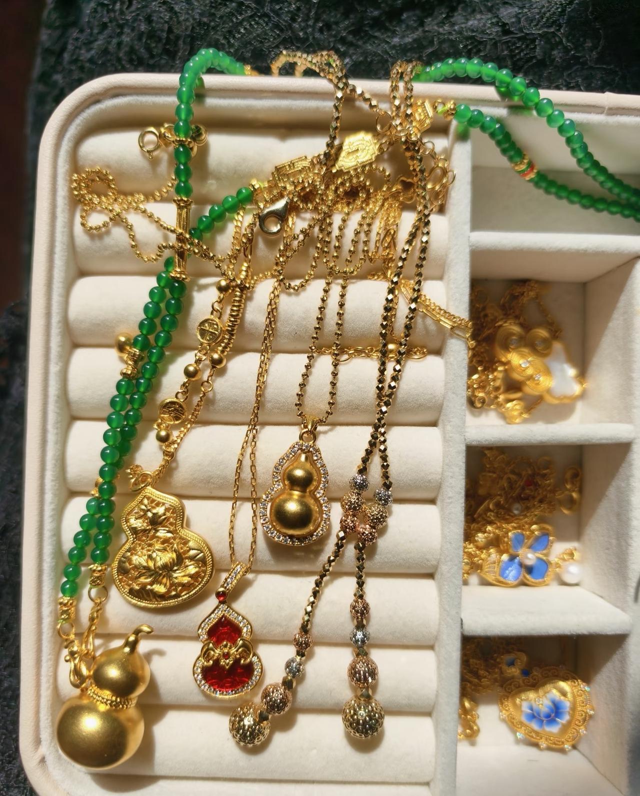 黄金这几天在区间里来回晃，看着磨人，但机会可能就藏在这震荡里。
 
前几日回踩支