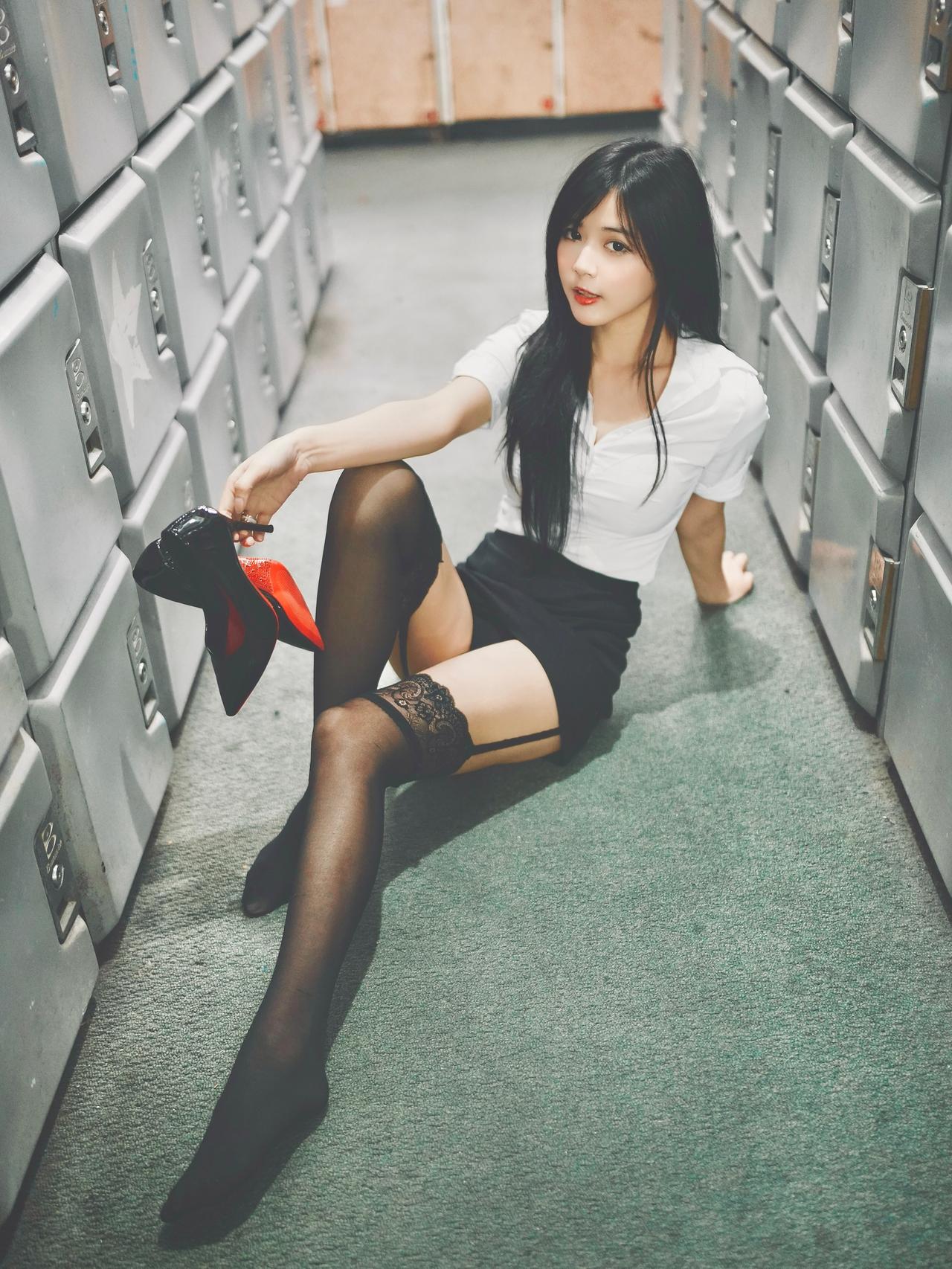 黑丝台妹画报，甜美且性感！