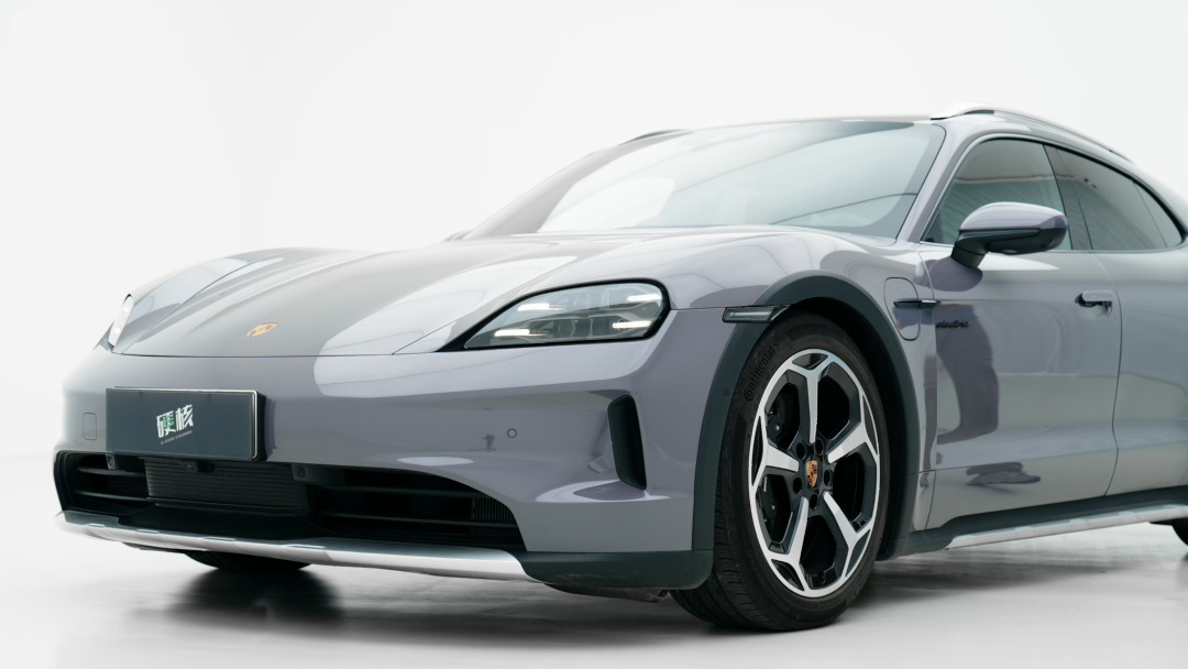 今天「新亭口片场」来了一台有意思的车。会自己站起来的那种。ecc小胶卷newma