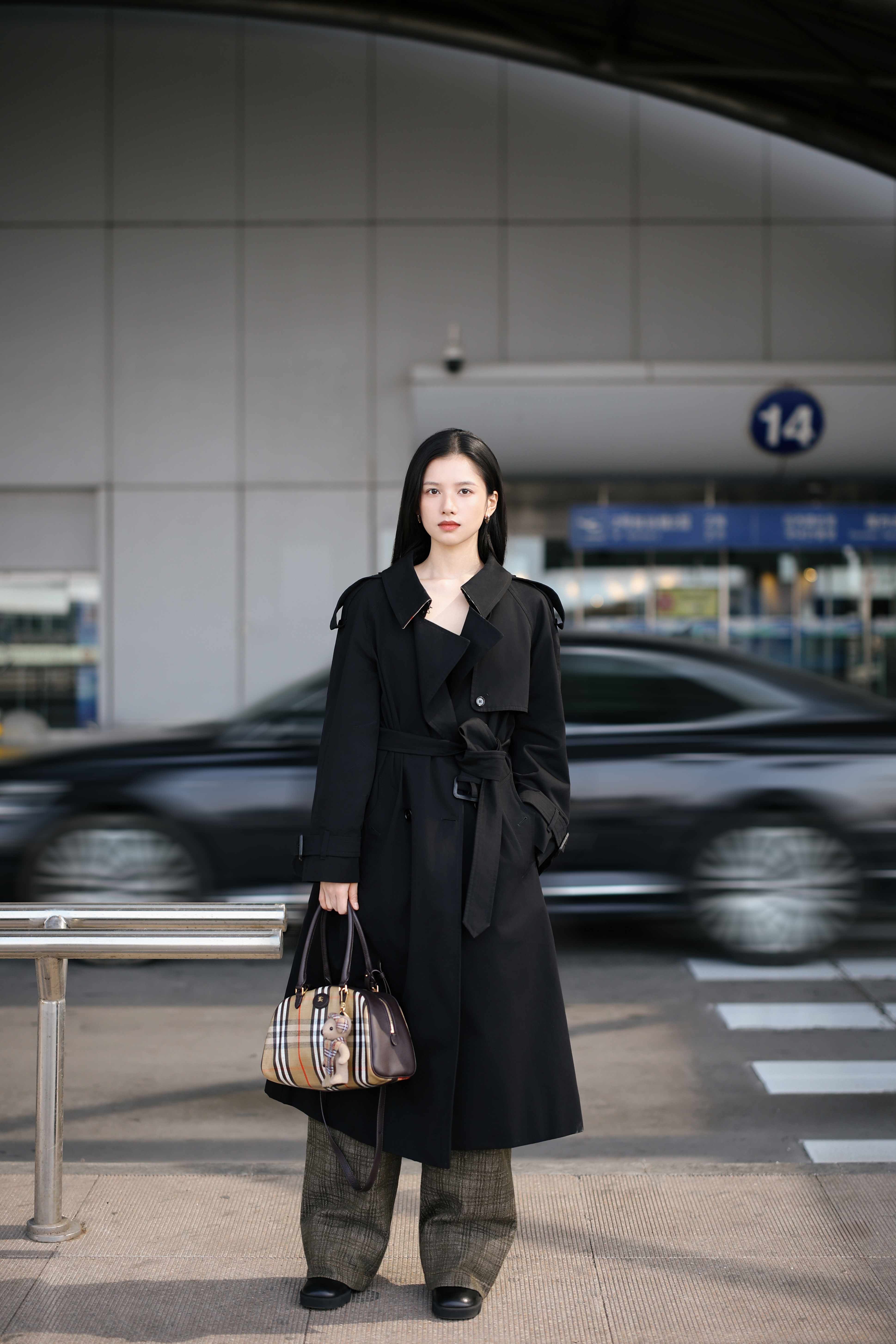 品牌大使张婧仪身着 Burberry 黑色长款嘎巴甸 Fitzrovia Tre
