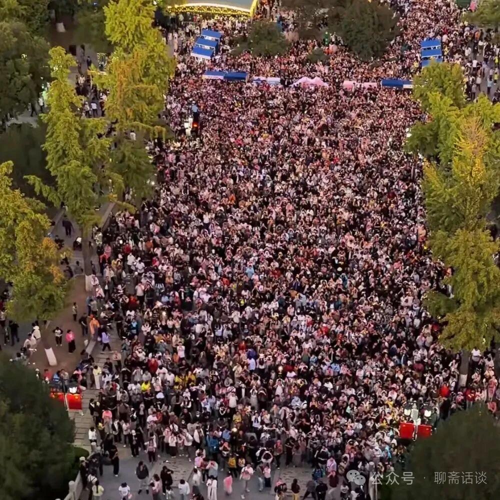 人多了，拥挤不堪，交通不便，影响周边群众生活。但大家也高兴，也喜欢。有人就有生意