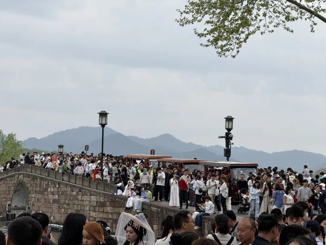 太火爆！大学生一天猛赚1800多元！提前一周就约满