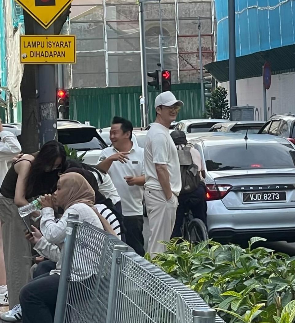 52岁吴京马来西亚度假被偶遇！身材健硕状态好，对谢楠宠溺太好磕 