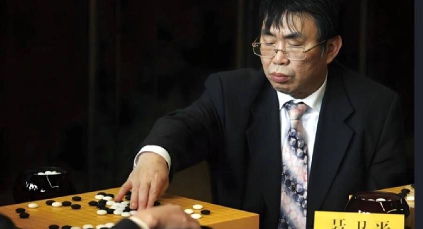 中国围棋协会名誉主席、“棋圣”聂卫平九段昨晚在北京病逝，享年74岁。
2013年