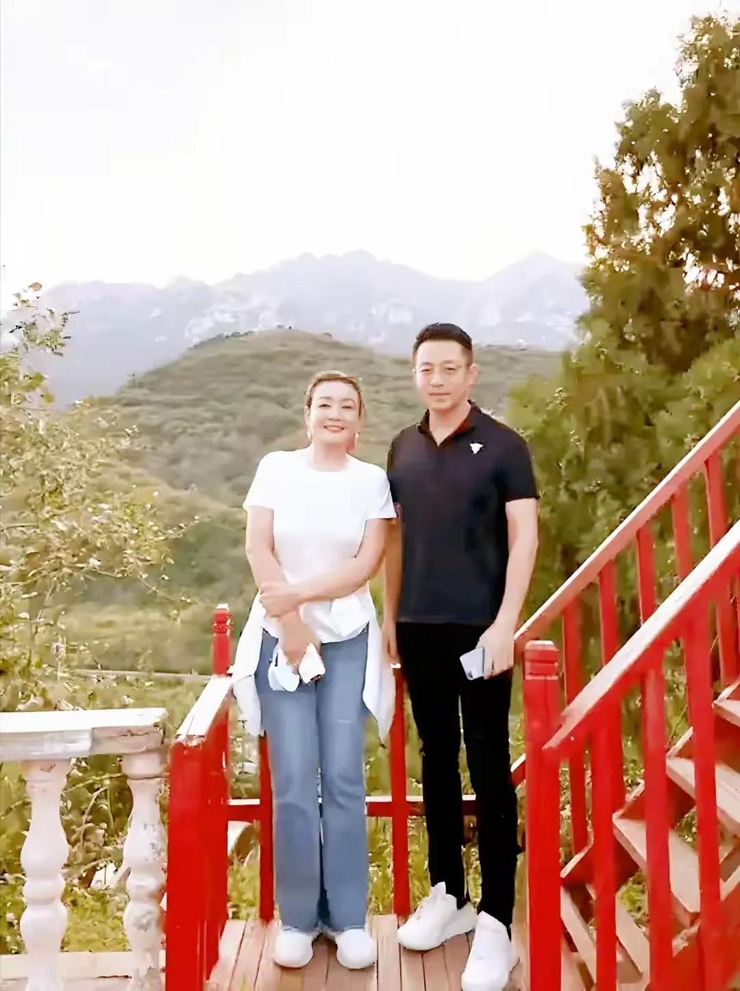 兰姐威武，一直美一直年轻，她和汪小菲这张合影，都快看成她是汪总的妹妹了，好美好年