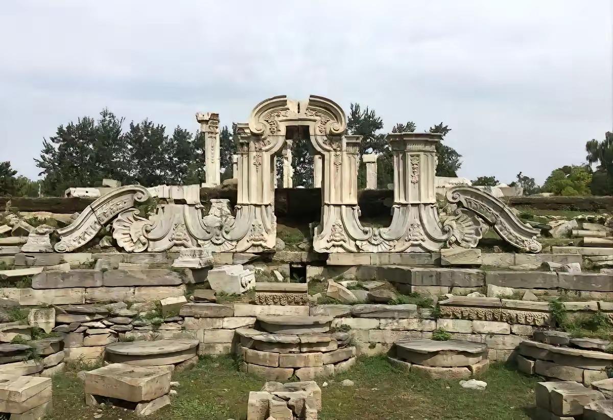 1860年一把火烧了圆明园，中国修了三峡造了航母，就是不碰这堆烂石头，背后的道理