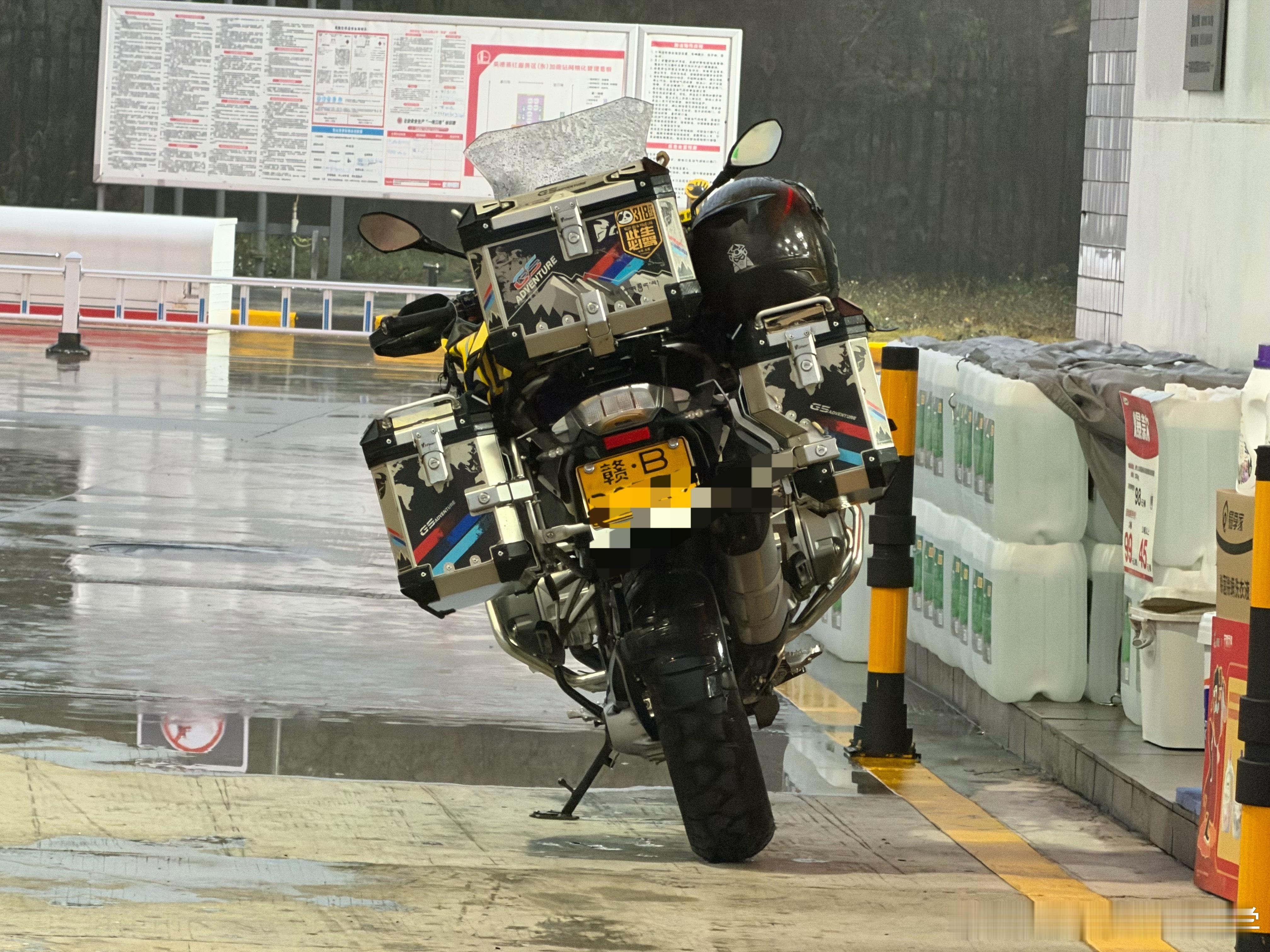 下雨天，稳稳跑高速的有且只有宝马水鸟了大哥们注意安全！一路平安我和汽车的日常 英