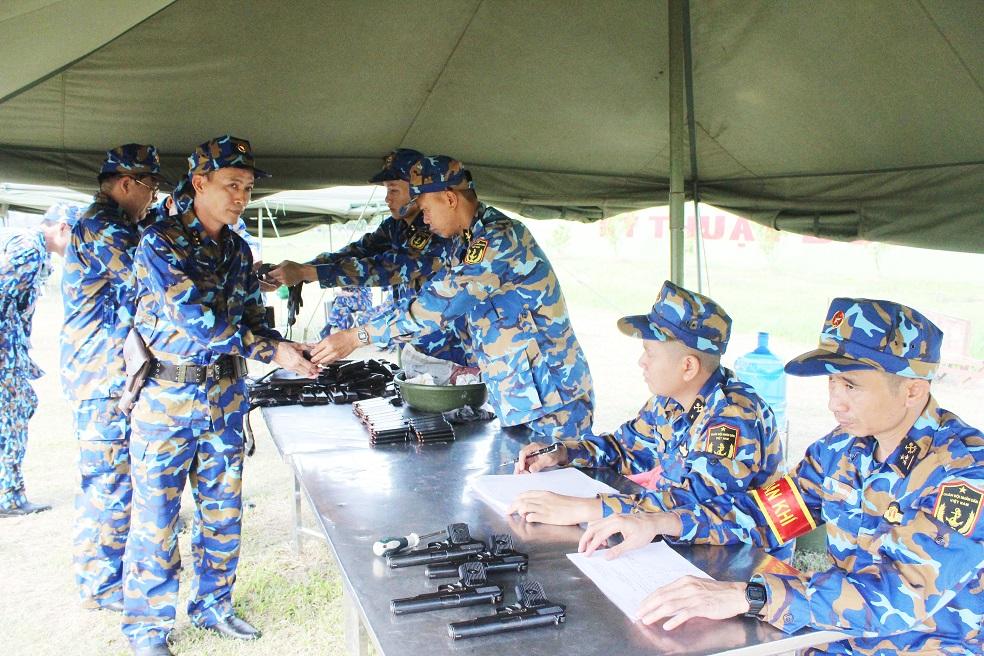 越南海军学校学员射击K54手枪