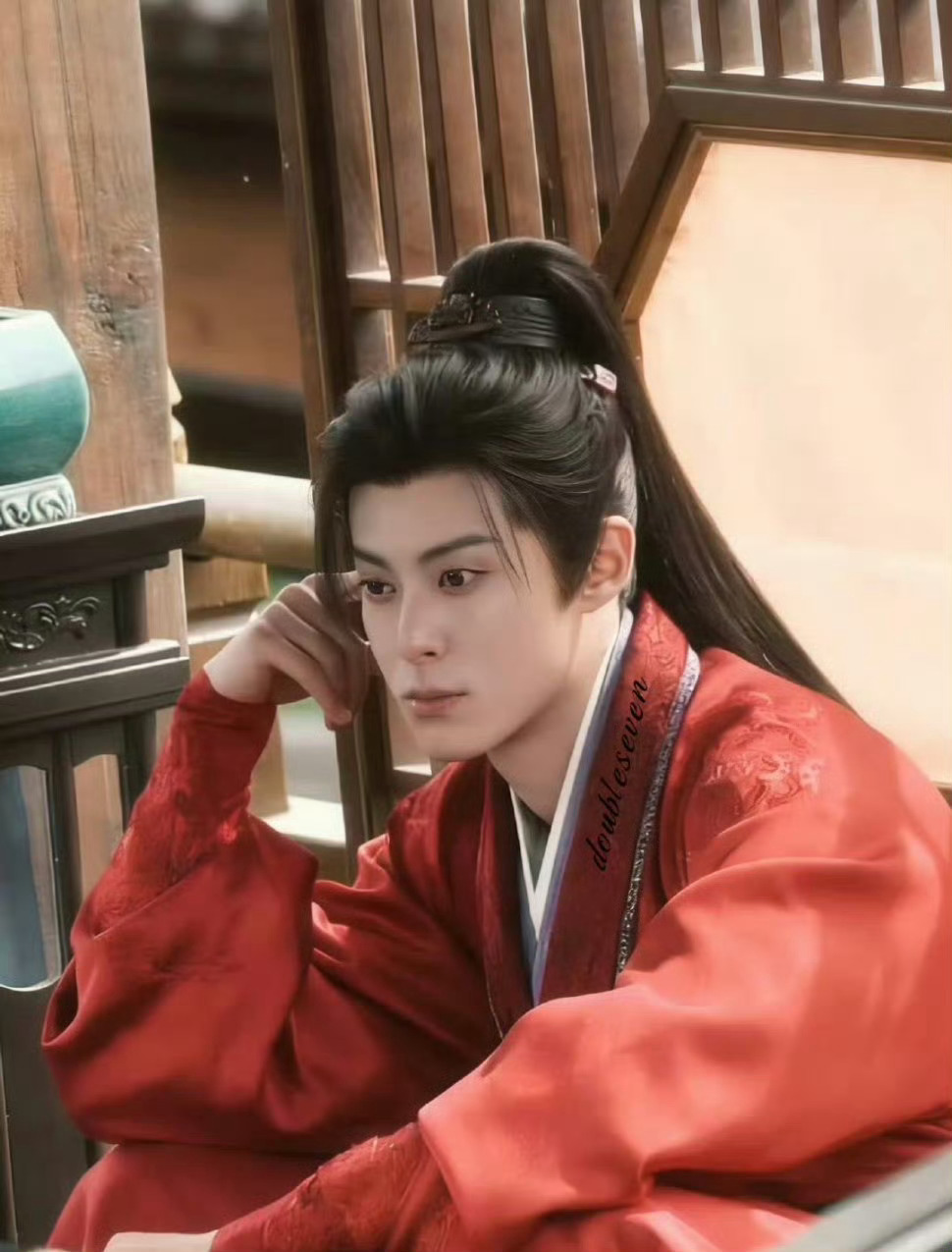 王鹤棣将门独后高马尾造型王鹤棣将门毒后红袍路透红袍加身高马尾飒爽利落，将门贵气扑