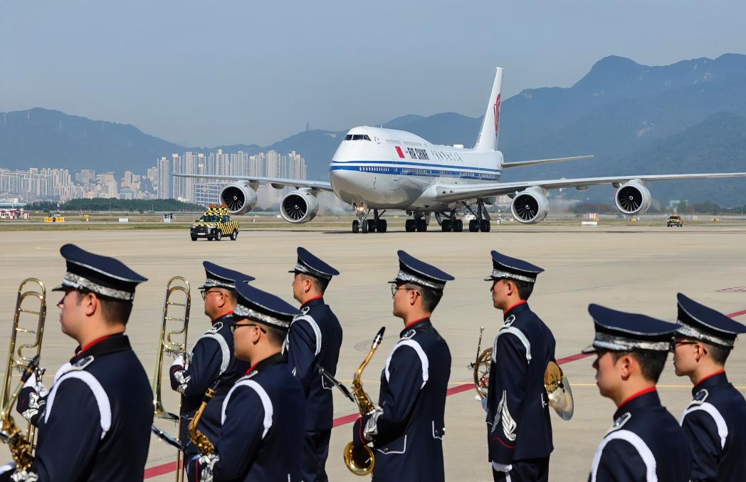 超高规格接待中国！
当地时间10月30日上午，中国方面如期抵达韩国，在现场受到了