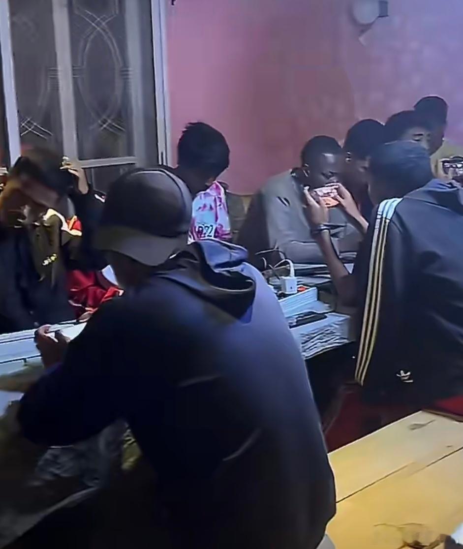 原来网吧是可以没有电脑的所以说在非洲开网吧是可以没有电脑的，有路由器加一堆二手手