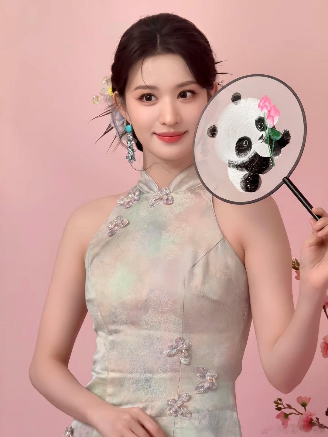 王楚然中式旗袍摇曳生姿王楚然正宗东方古典美人味 对比过不少旗袍造型，还是觉得王楚