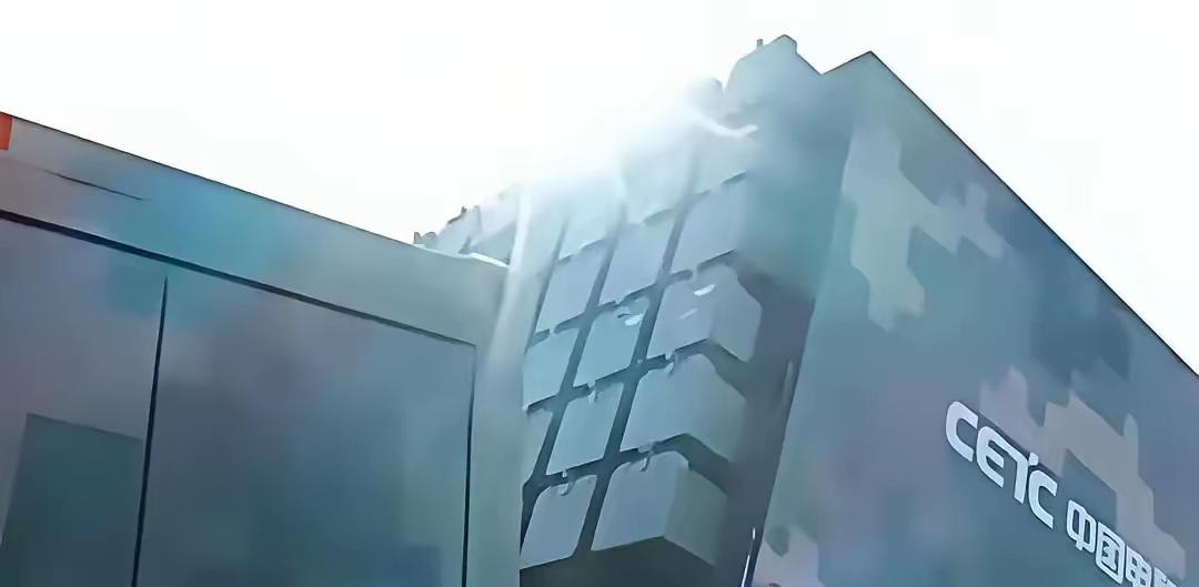 央视这段画面一放出来，懂行的人膝盖都软了一半——不是怕的，是激动的。

机器狼群