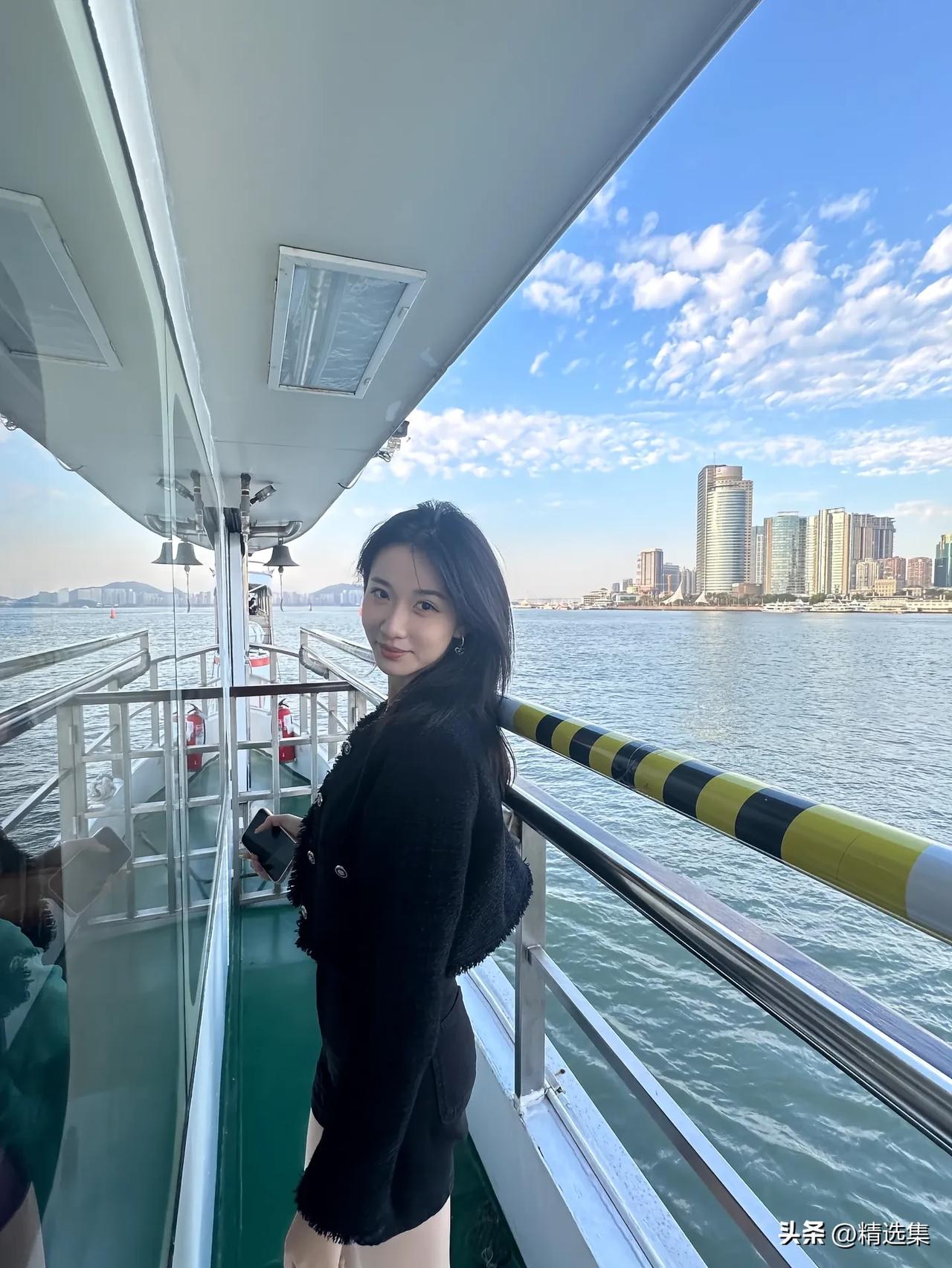 江上风轻帆影动，楼阁依稀入画来。