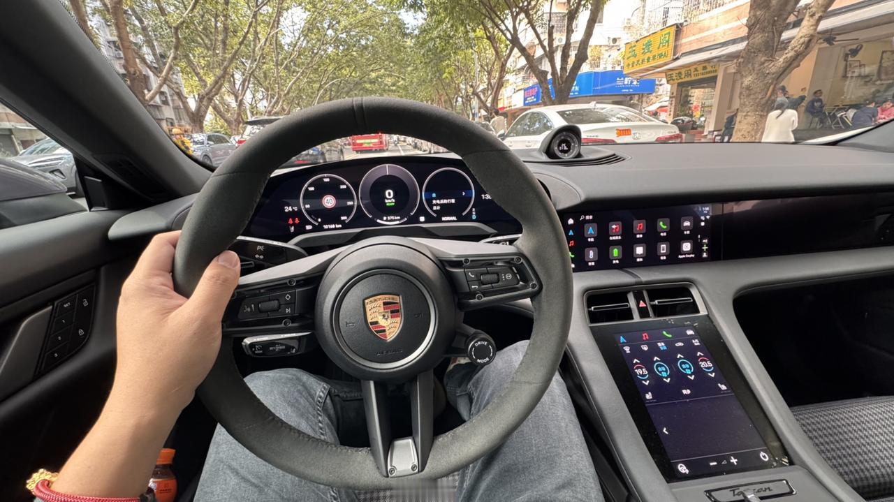 好久好久没开保时捷了…
Taycan猎装以后，空间属实挺废柴的
但因为空间够废，