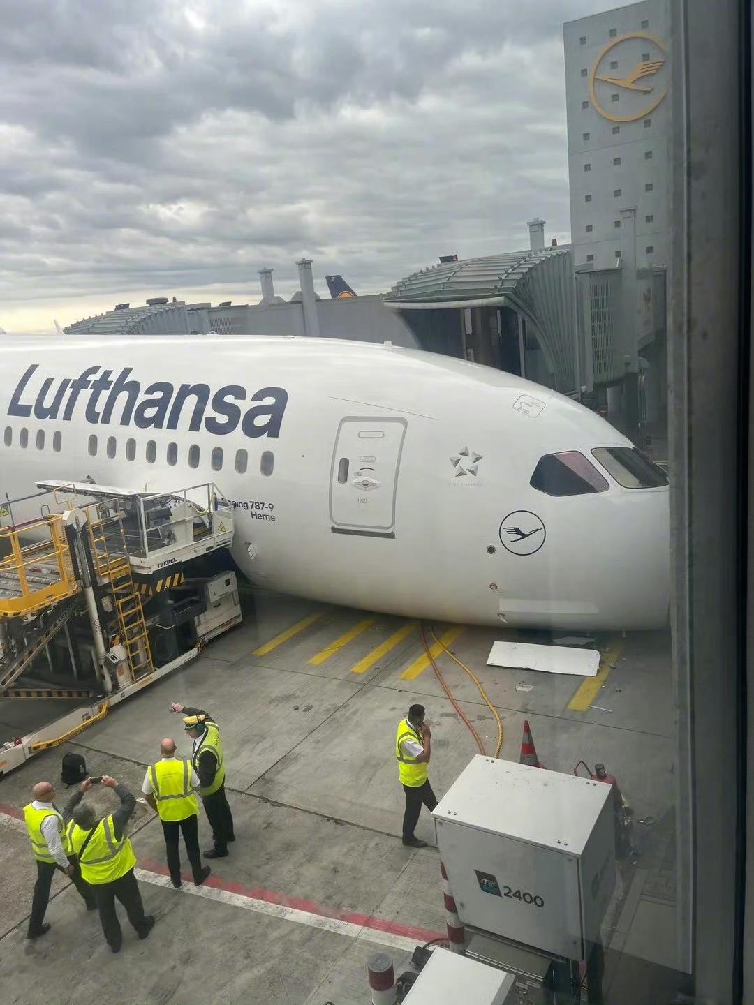 突发！德国汉莎航空一架波音 787梦想飞机前起落架突然断裂，导致整个机身重重的拍