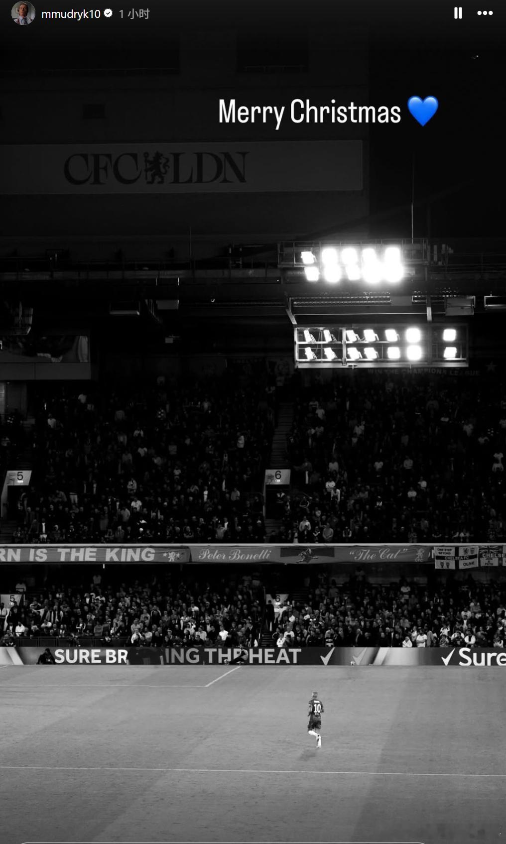 穆德里克社媒晒出自己在切尔西主场斯坦福桥踢球的照片，配文：圣诞快乐💙穆德里克上