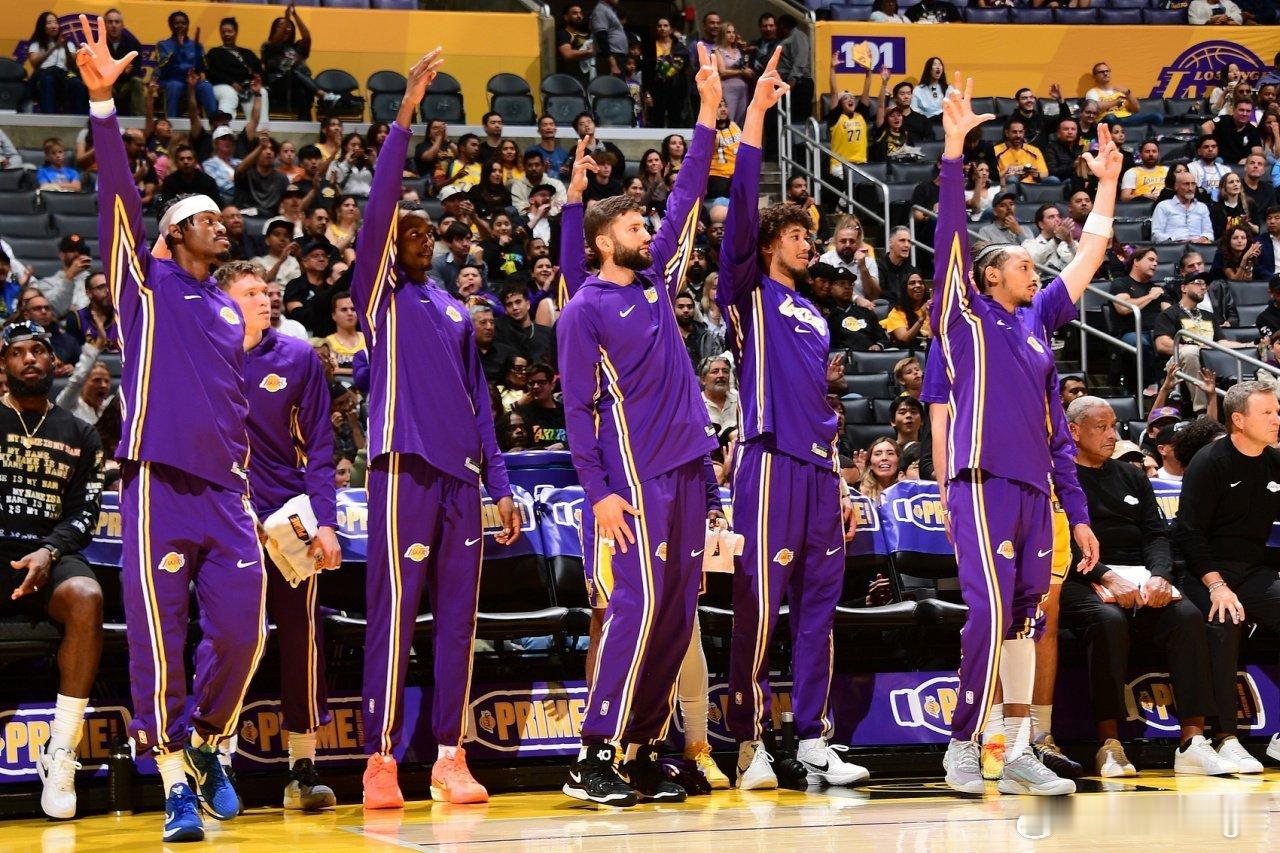 赛季至今，湖人替补场均只能得到24.2分，排在全联盟倒数第一位。