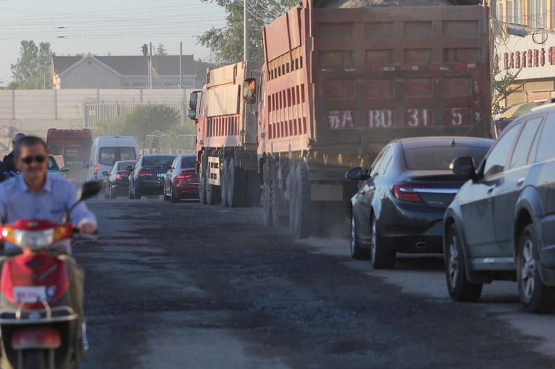 数百辆货车涌进全网最暖糖厂，这场景想想就壮观。据说这个糖厂特别暖心，会给货车司机