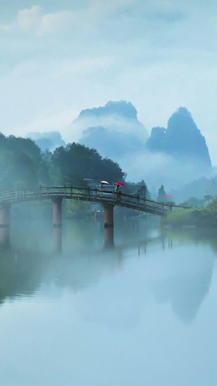 旅行？活着就是旅行。我从一天去到另一天，一如从一个车站去到另一个车站，乘坐我身体