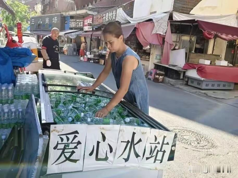 🧊 大连街头惊现“爱心冰柜”！老板一句话太暖了：有需要来拿就完事了！

大连的