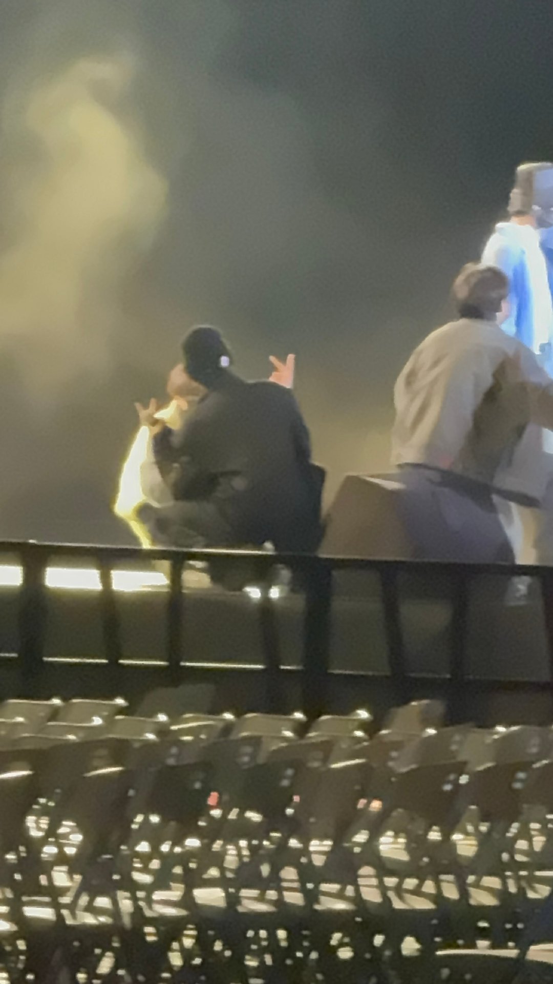 童禹坤在风物出圈记彩排时的路透来了，一身全黑造型尽显帅气，正在舞台上认真彩排，还