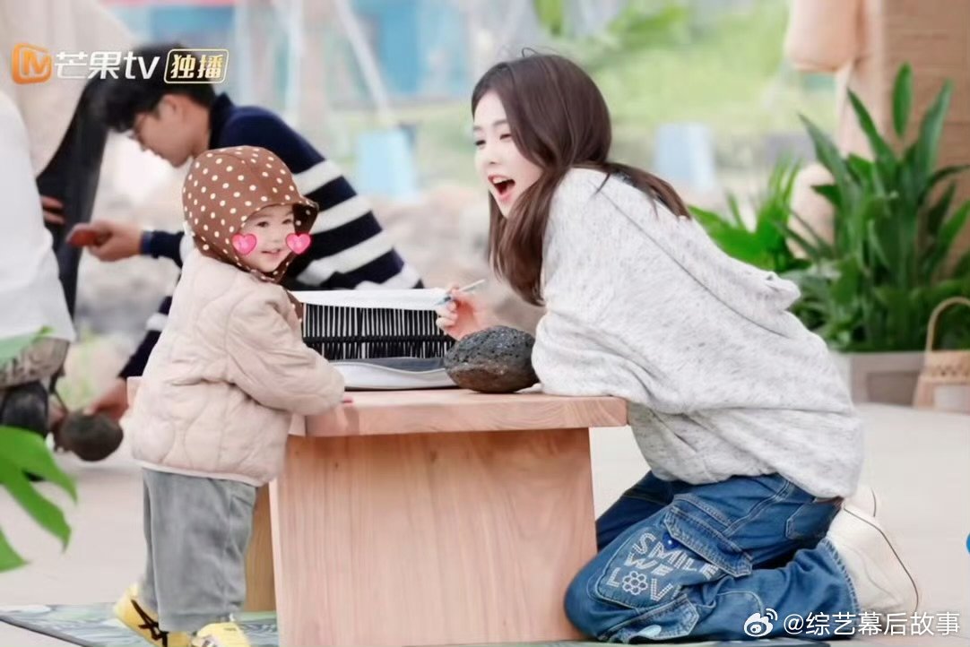 白鹿真的不能当我小姨吗亲爱的客栈 每次看白鹿哄娃都想魂穿小朋友，我也想被小姨哄！