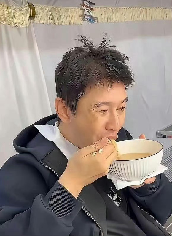 我去，这是快50岁男神黄晓明？突然理解baby了！ 