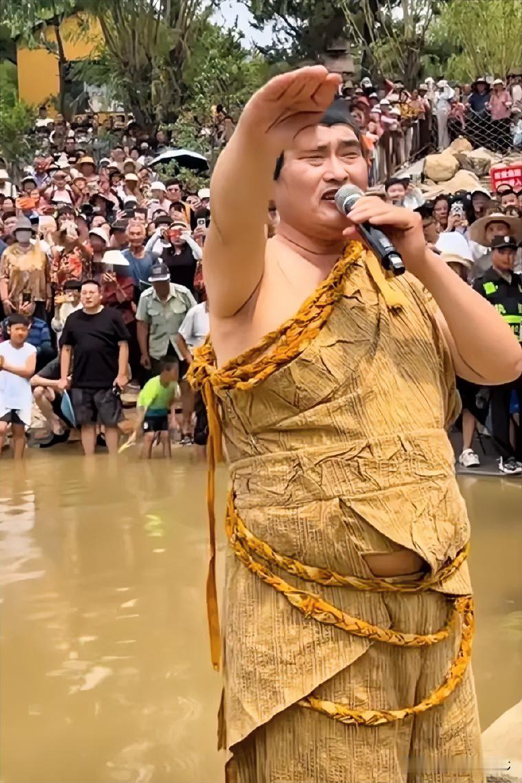 朱之文是个朴实无华的农民，赚钱了不忘乡亲，为村里修路，为灾区捐款！搞不懂那些骂他
