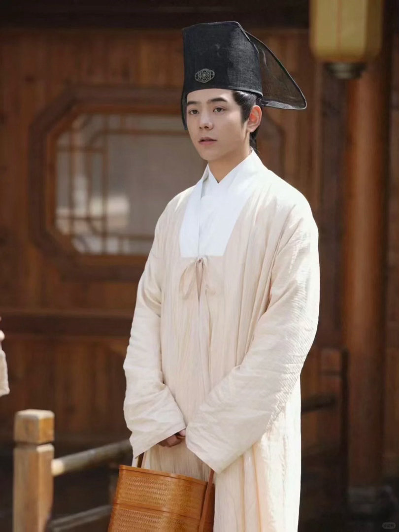 曾志伟对丁真的评价无限超越班 曾志伟评价丁真，不是在夸，是在点题。白纸意味着无限