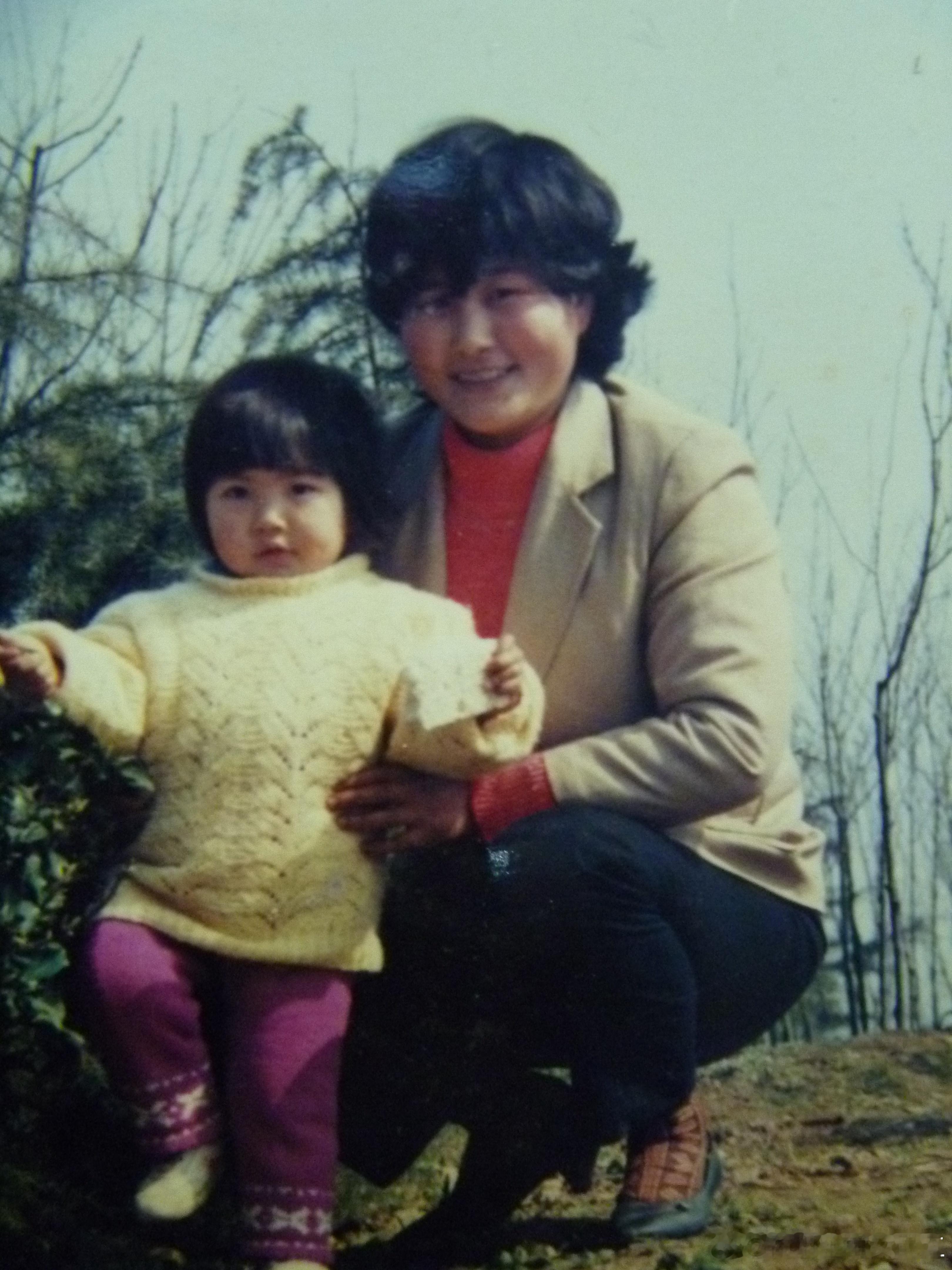 你们老是说我不露脸，来，今儿个我上一张露脸的！这是我2岁的时候，我妈带我在公园里